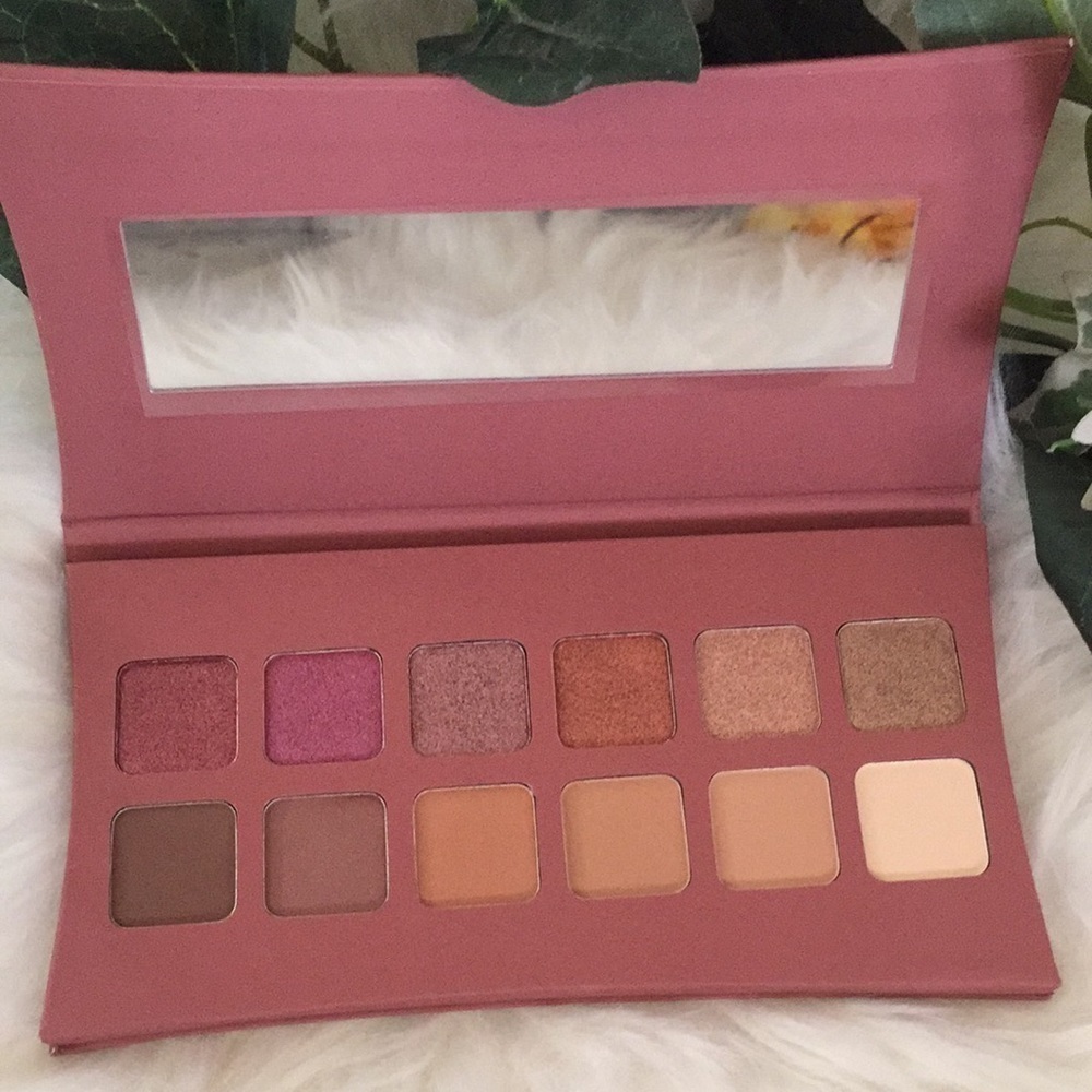 Unveiled Artistry Palette - Picture 6 of 9